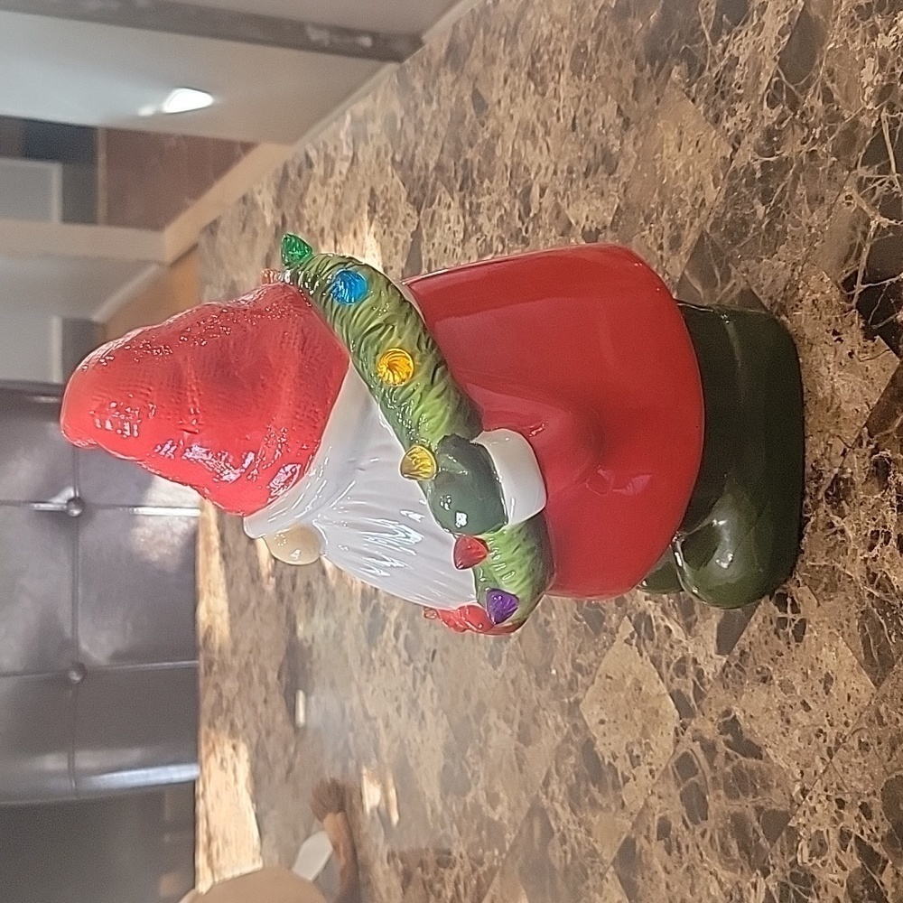 12" Nostalgic Ceramic Figure - Gnome with Wreath - Picture 7 of 10